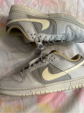 Nike Men's Low-Top Sneakers in Light Gray and Creamy Yellow Swoosh